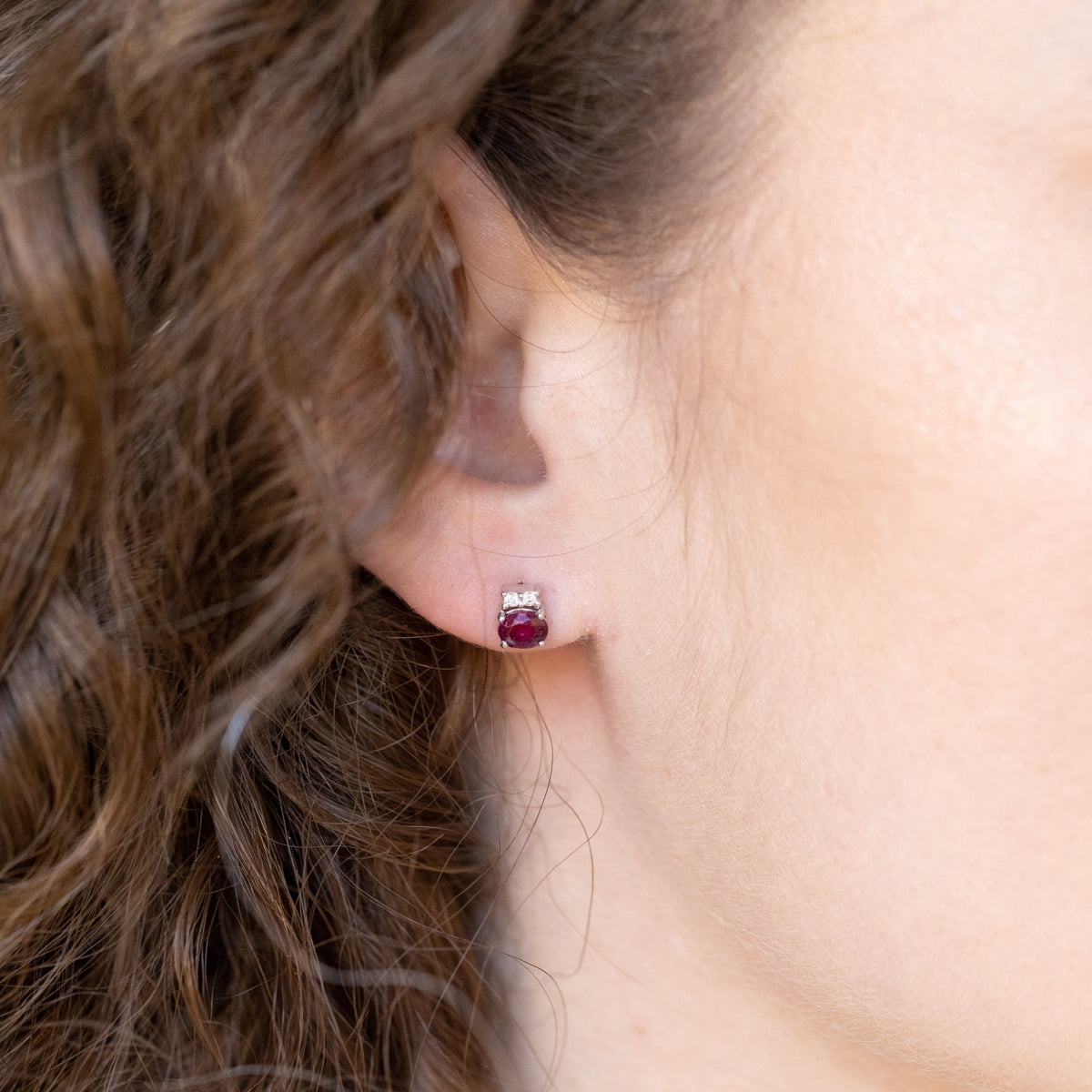 Orecchini in oro bianco 18 kt con rubini e diamanti