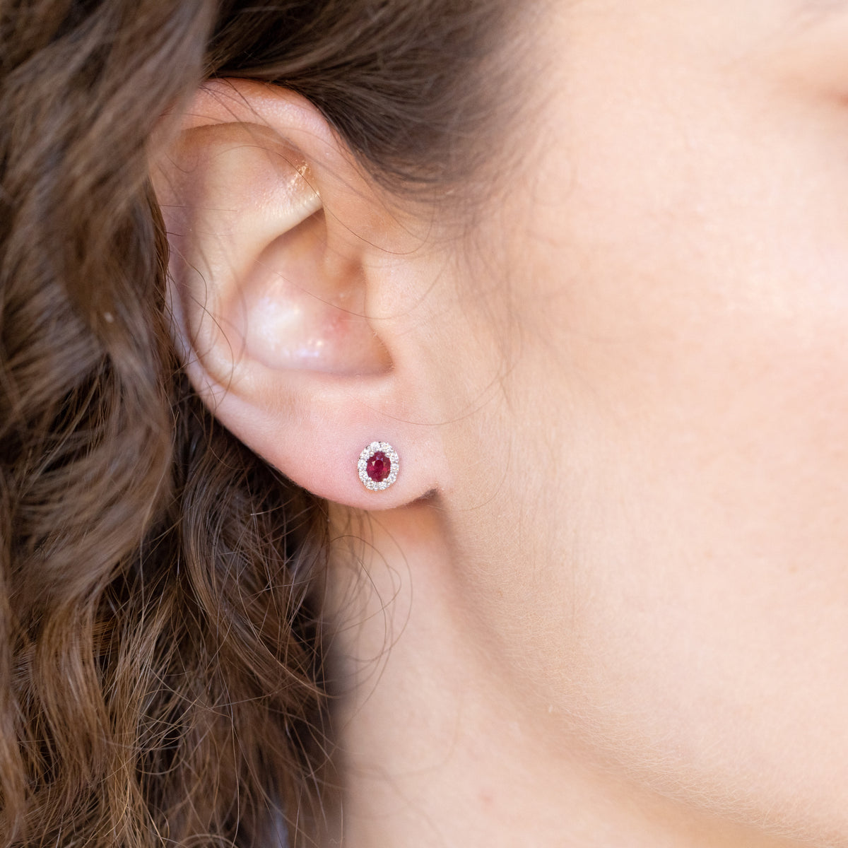 Orecchini in oro bianco 18 kt con rubini e giro di diamanti