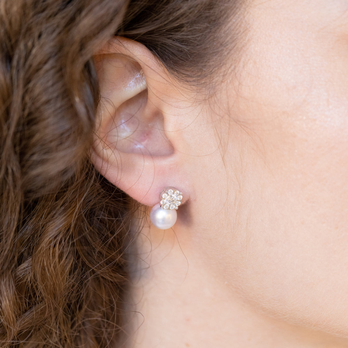 Orecchini in oro bianco 18 kt con perla akoya en punto luce pavé