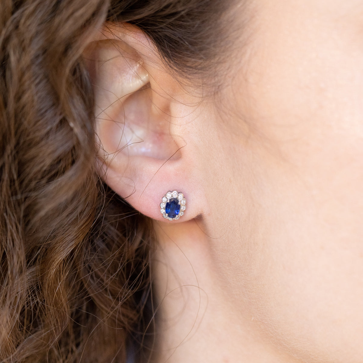 Orecchini fiori in oro bianco 18 kt con zaffiri e diamanti