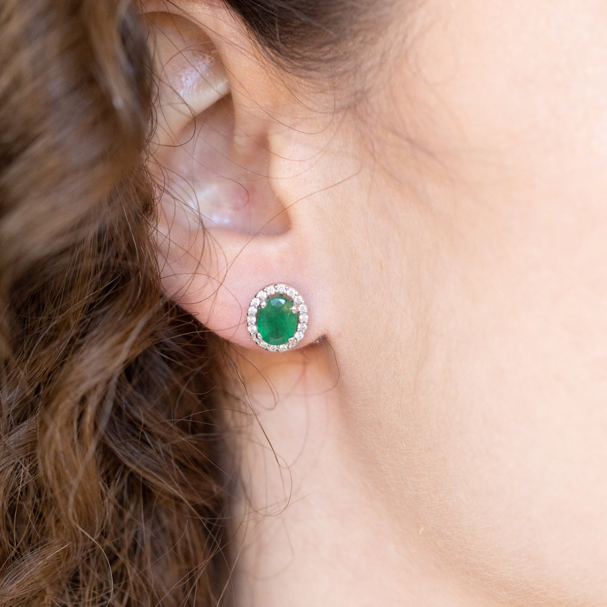 Orecchini in oro bianco 18 kt con smeraldi e giro di diamanti