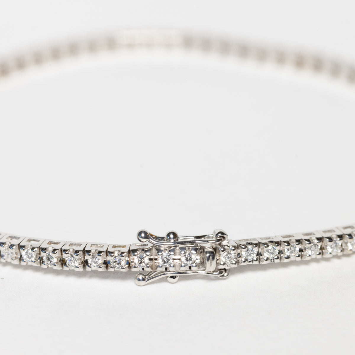 18kt white gold tennis bracelet with diamonds