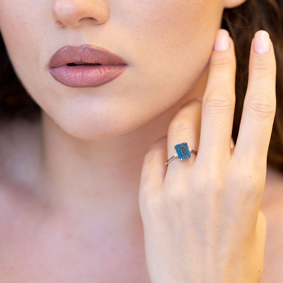 Anello In Oro Bianco 18 kt Con Topazio London e Diamanti