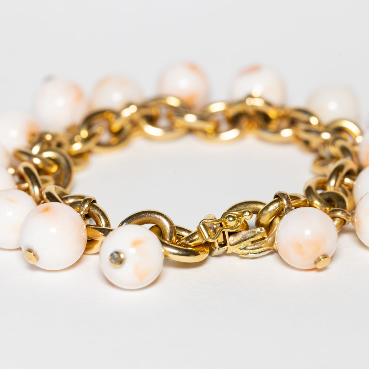 18kt yellow gold and angel skin coral bracelet
