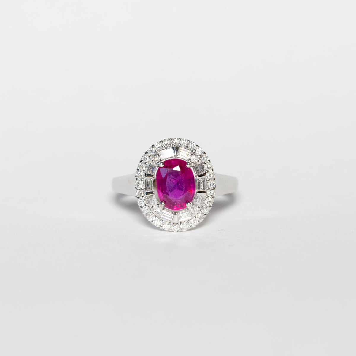 Anello in oro bianco 18 kt con rubino e doppio giro di diamanti illusion