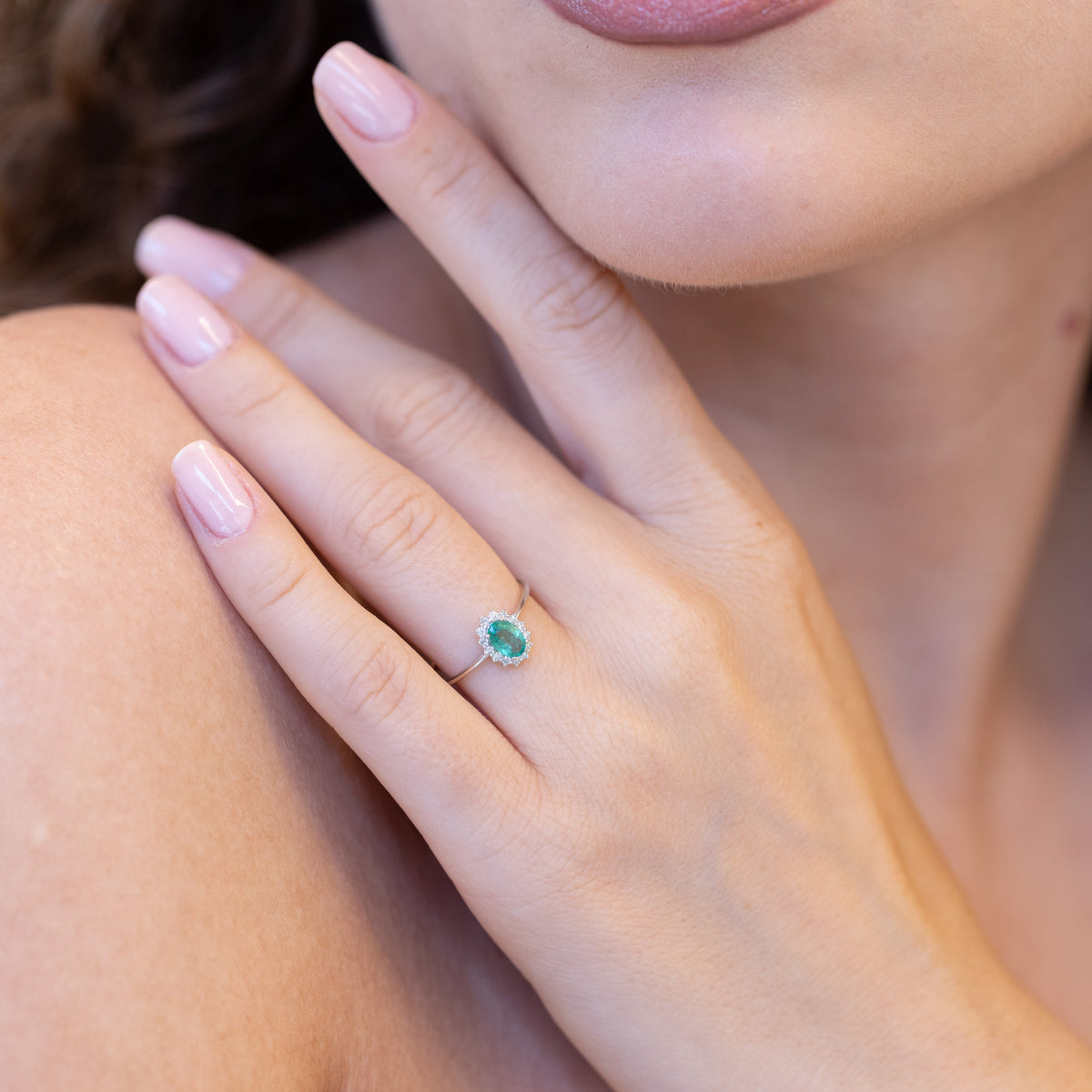 Anello in Oro Bianco 18 kt Con Smeraldo Ovale e Giro di Diamanti