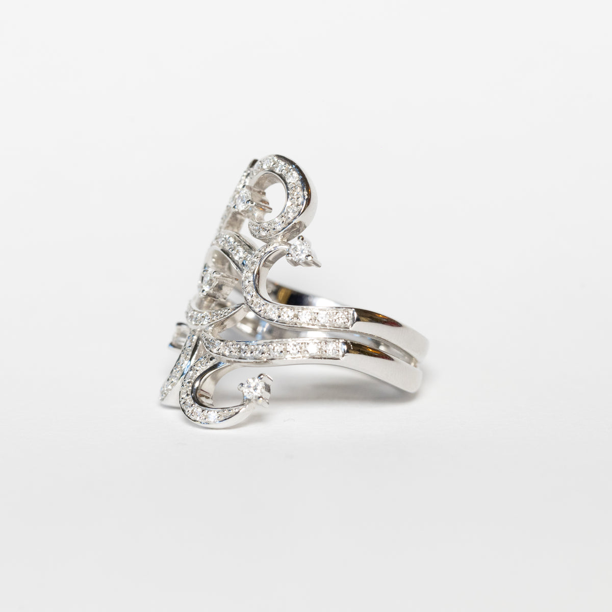 Fantasia ring in 18 kt white gold and diamonds