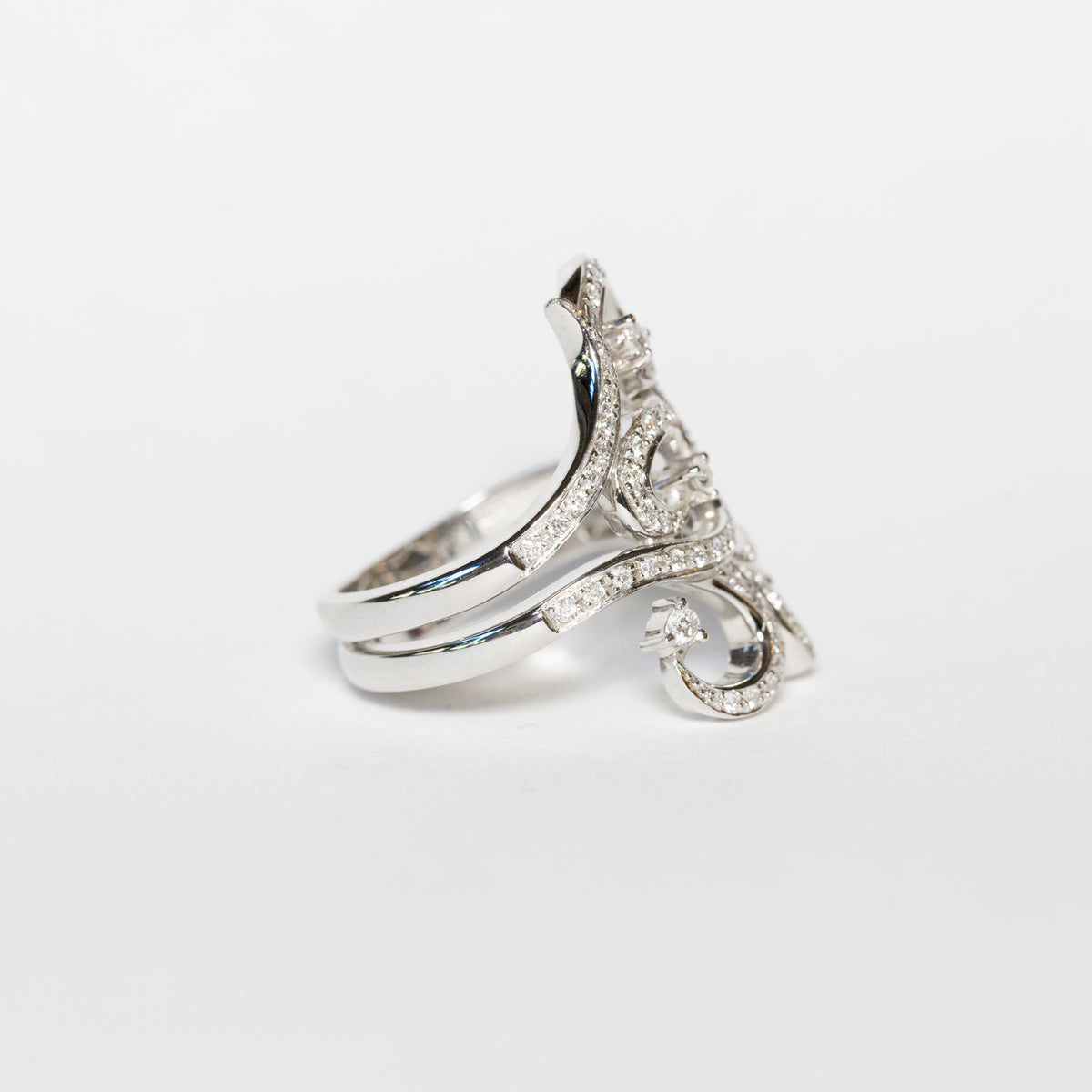 Fantasia ring in 18 kt white gold and diamonds