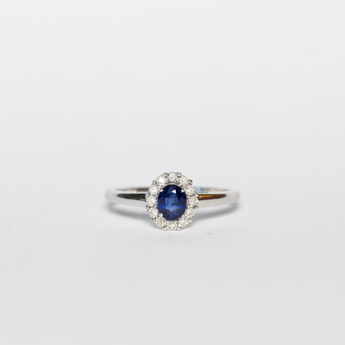 Anello in oro bianco 18 kt con zaffiro e giro di diamanti