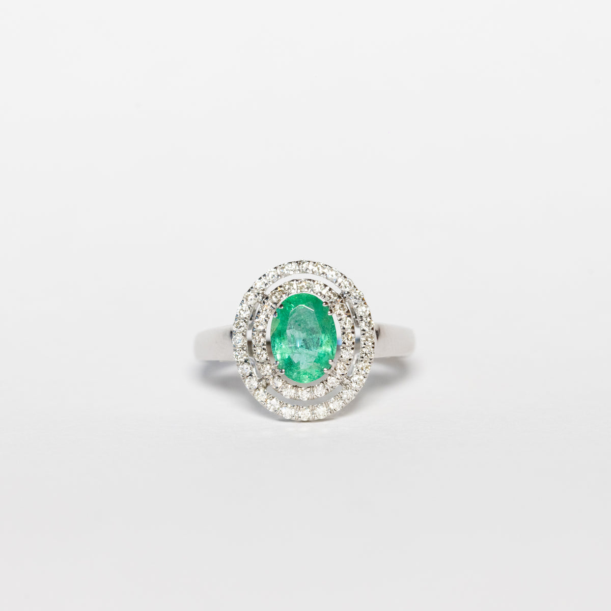 Anello in oro bianco 18 kt con smeraldo e doppio giro di diamanti