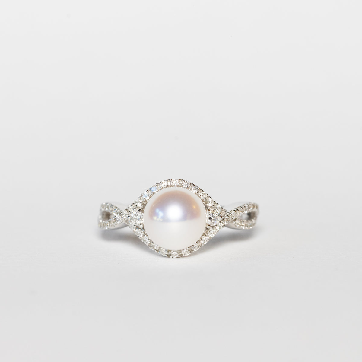 Anello in oro bianco 18 kt con perla akoya e contorno di diamanti