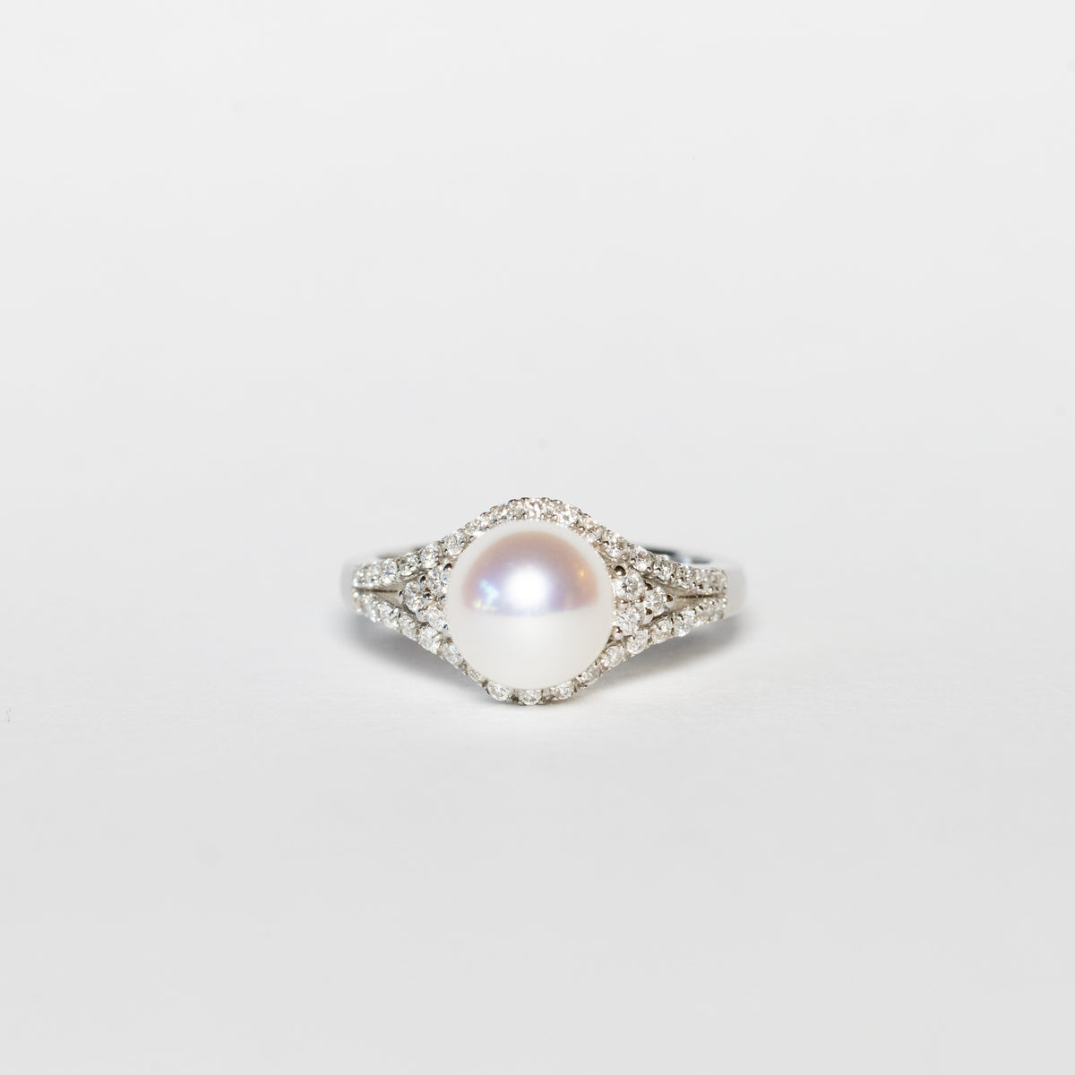 18kt white gold ring with akoya pearl and diamond surround