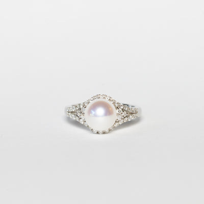 Anello in oro bianco 18 kt con perla akoya e contorno di diamanti