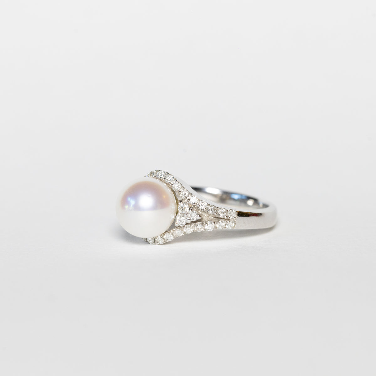 18kt white gold ring with akoya pearl and diamond surround