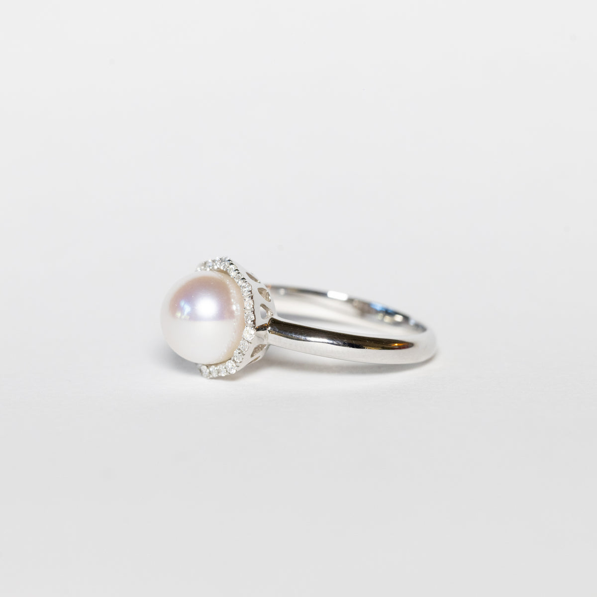Anello in oro bianco 18 kt con perla akoya e contorno ottagonale di diamanti