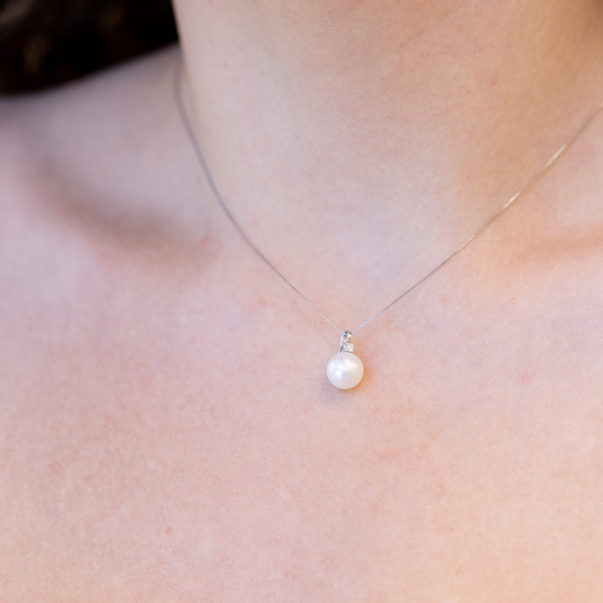 Collana in Oro Bianco 18 kt e Perla Con Punto Luce