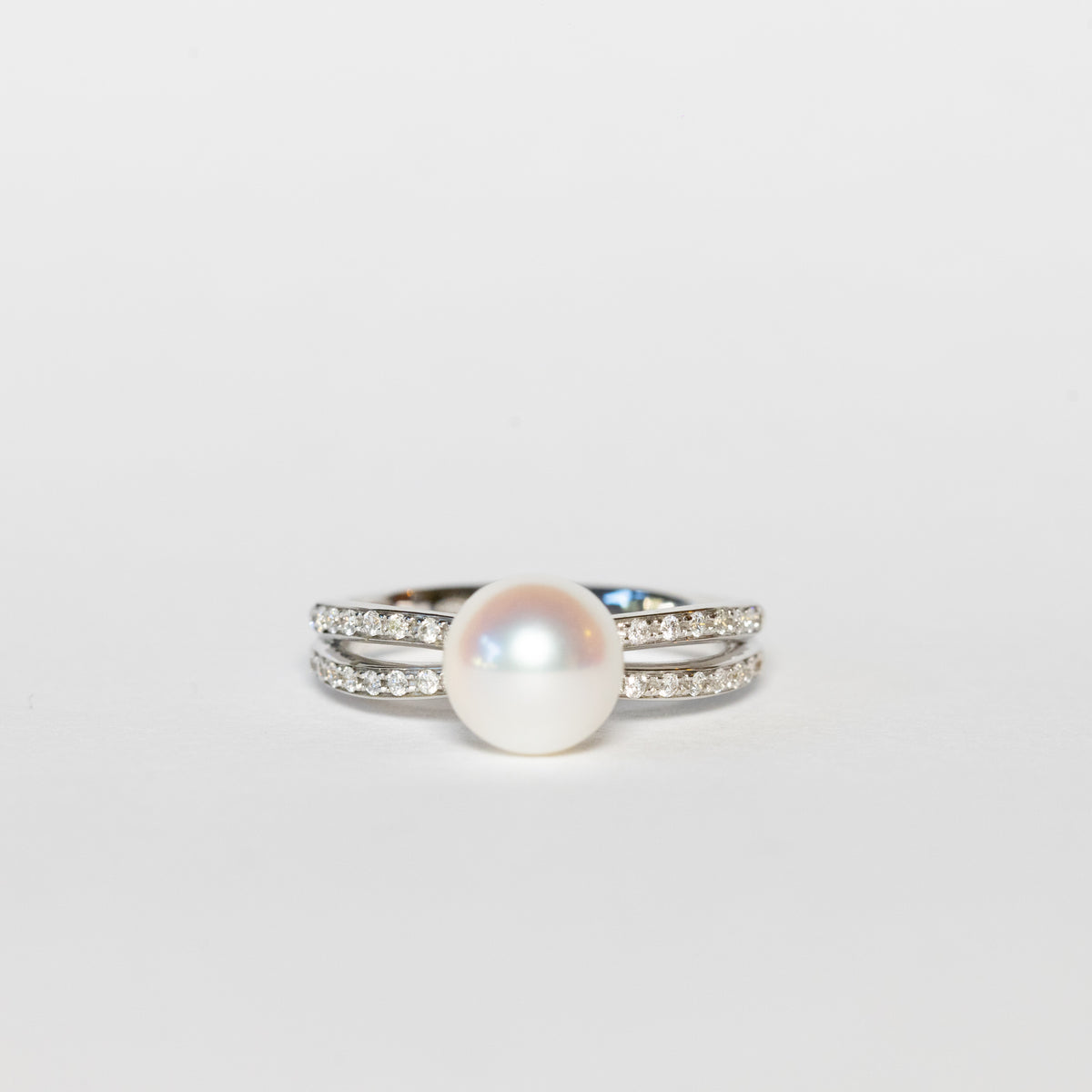 18kt white gold split setting ring with akoya pearl and diamonds