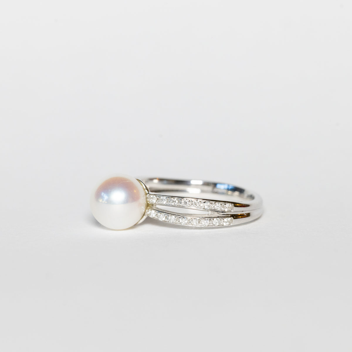 18kt white gold split setting ring with akoya pearl and diamonds