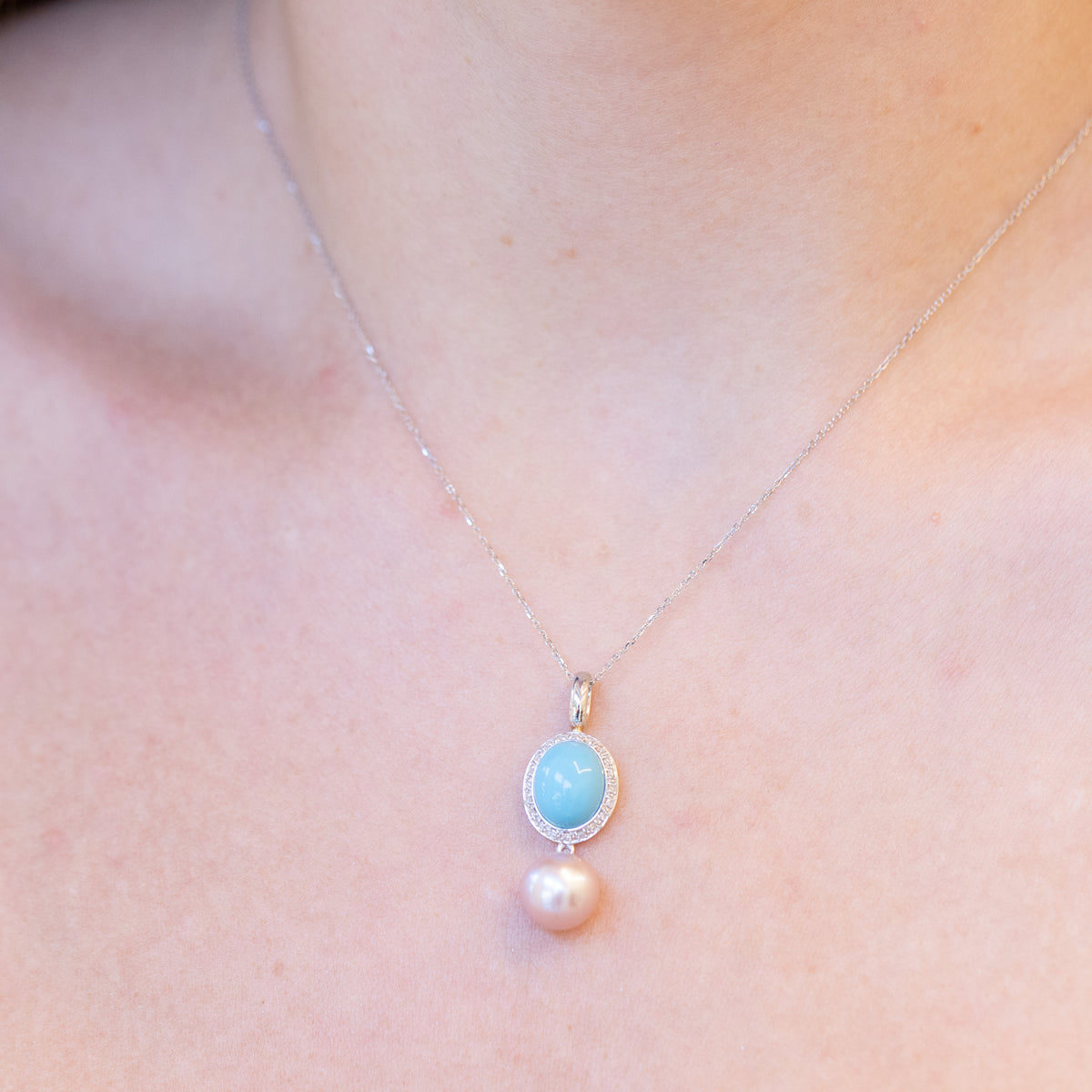 18kt white gold necklace with turquoise and pearl pendant