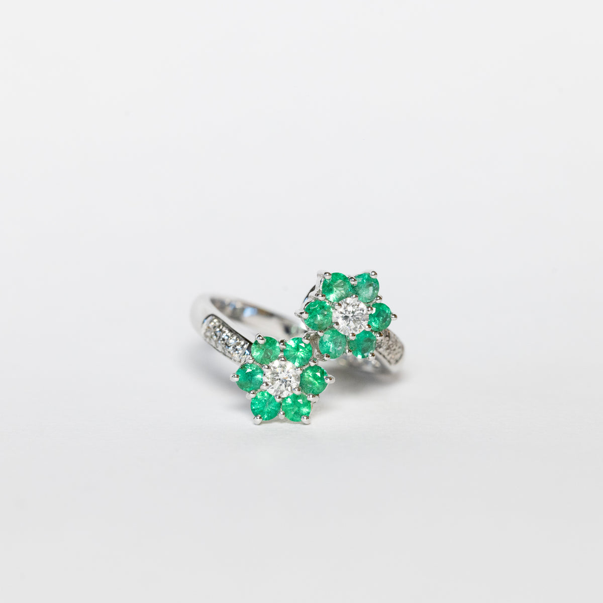 Anello Two  Green flowers in Oro Bianco 18kt  con Smeraldo e diamanti