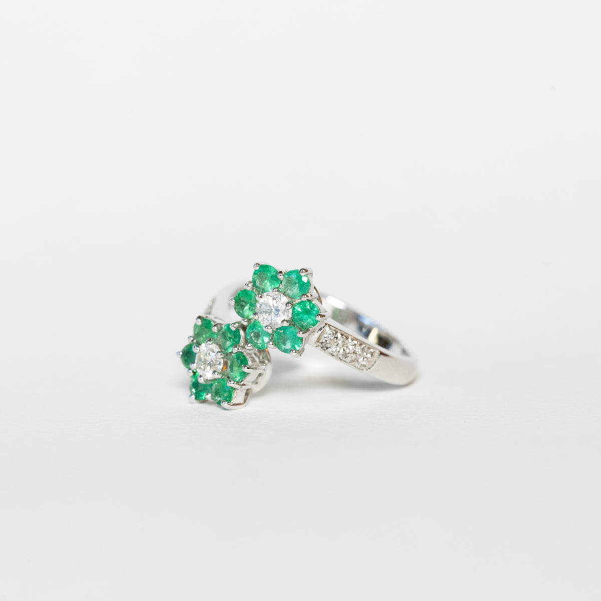Anello Two  Green flowers in Oro Bianco 18kt  con Smeraldo e diamanti