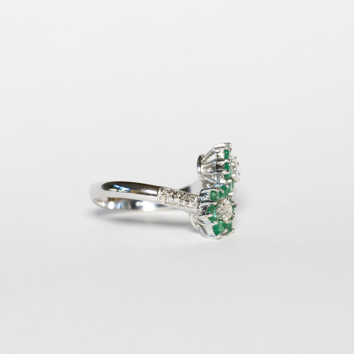 Anello Two  Green flowers in Oro Bianco 18kt  con Smeraldo e diamanti