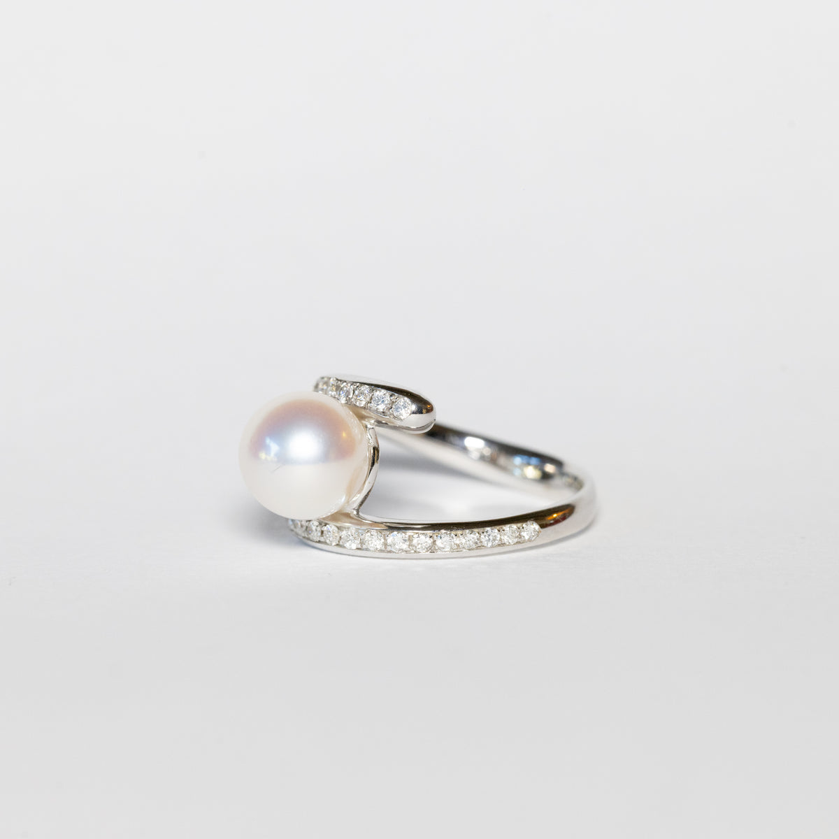 Anello in Oro Bianco 18kt  con Perla Akoya  centrale e Diamanti