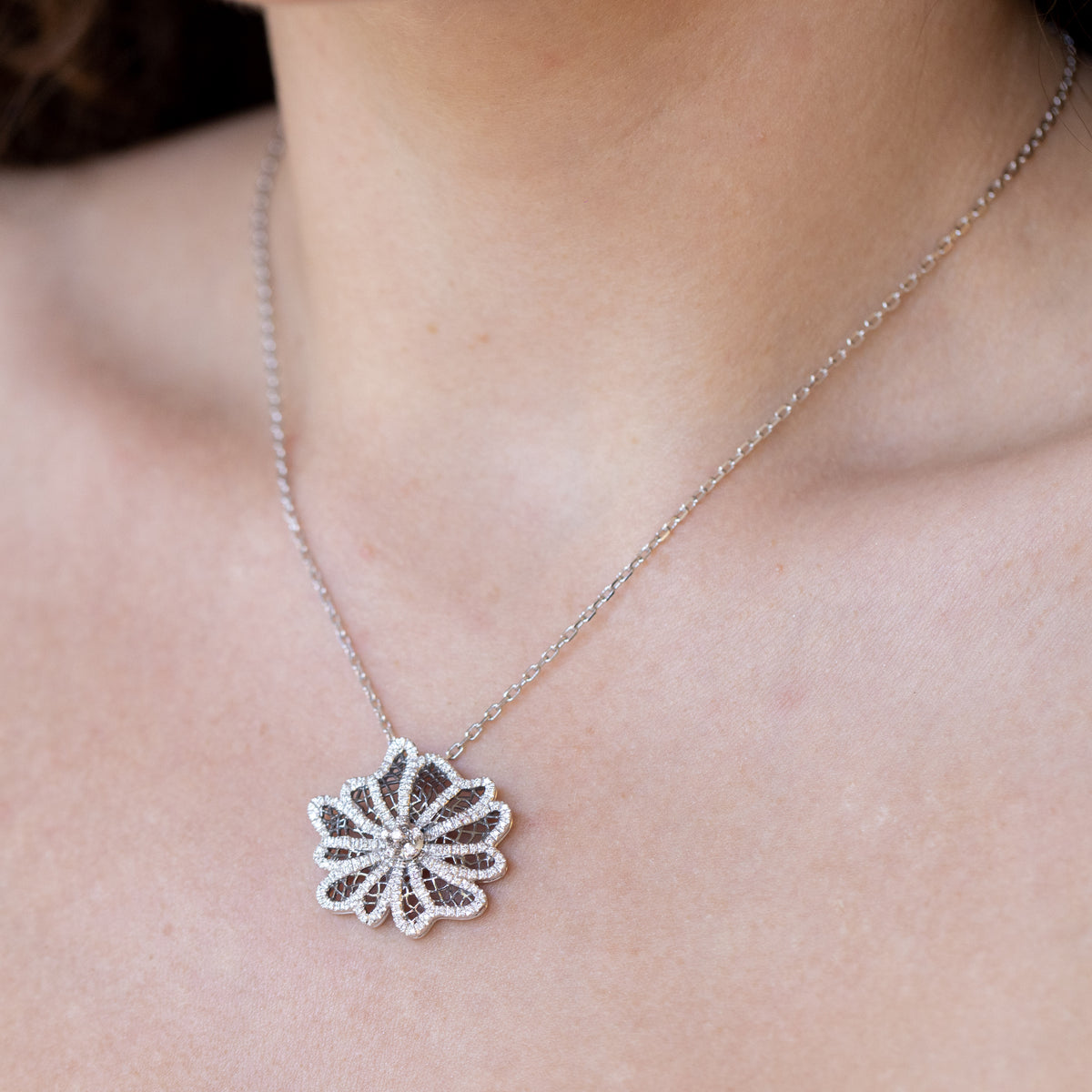 18kt white gold necklace with flower pendant and diamond petals