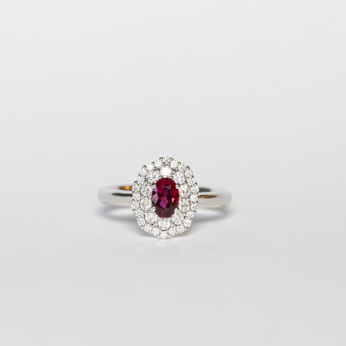 Anello in Oro Bianco 18 kt con Rubino centrale e doppio giro di diamanti