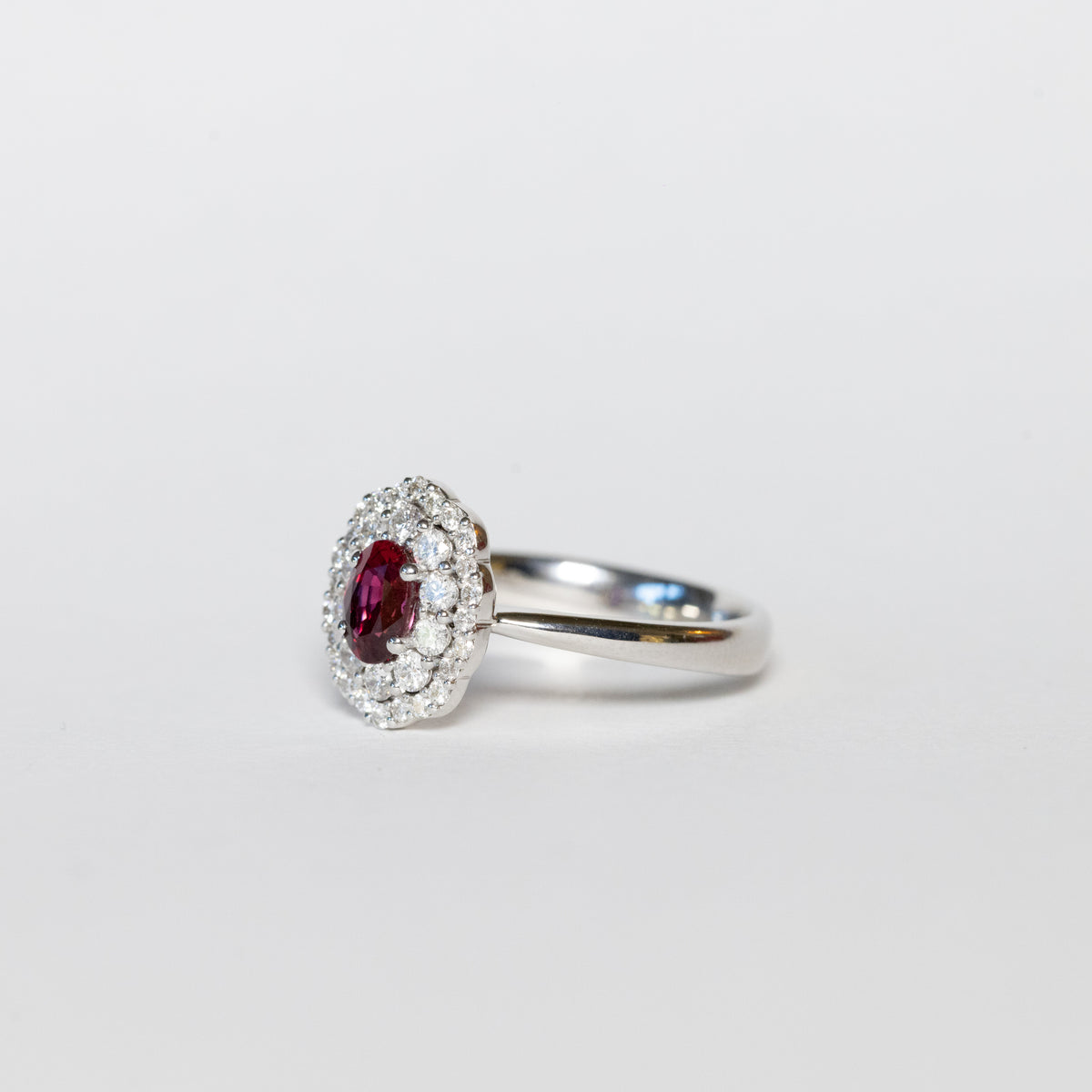 Anello in Oro Bianco 18 kt con Rubino centrale e doppio giro di diamanti