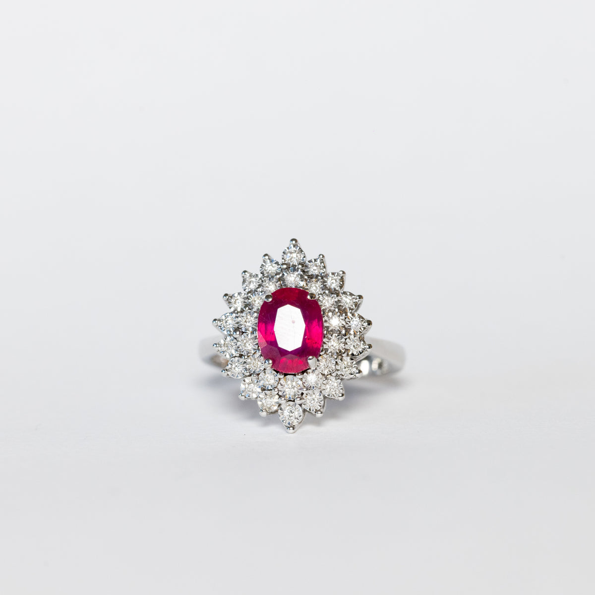 Anello in Oro Bianco 18 kt con Rubino centrale e doppio giro di Diamanti
