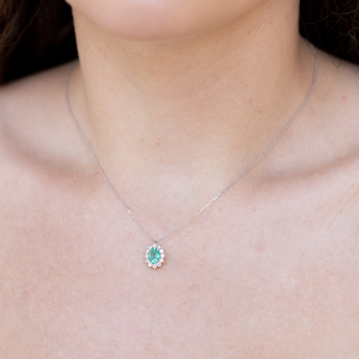 18kt white gold necklace with emerald and diamond ring