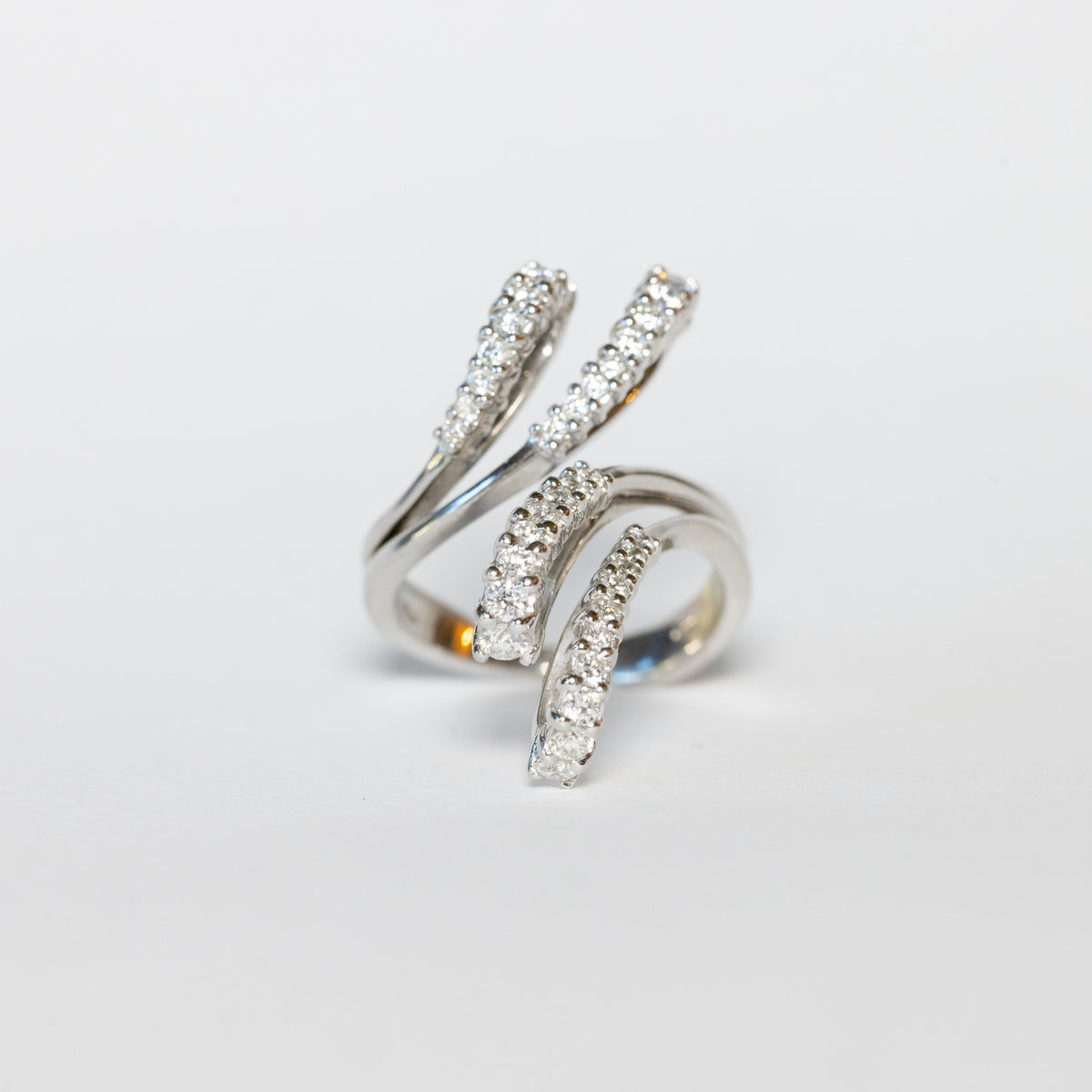 Lolium Ring in 18kt White Gold with Diamonds