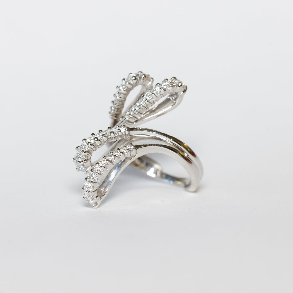 Lolium Ring in 18kt White Gold with Diamonds