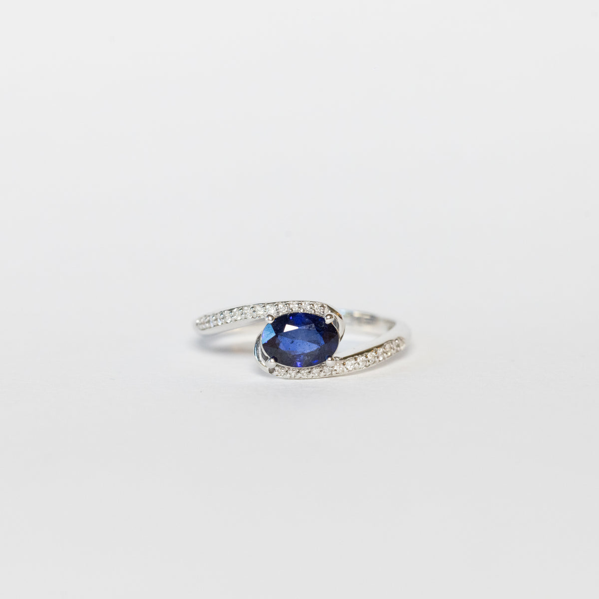 Anello in Oro Bianco 18 kt con Zaffiro centrale e Diamanti