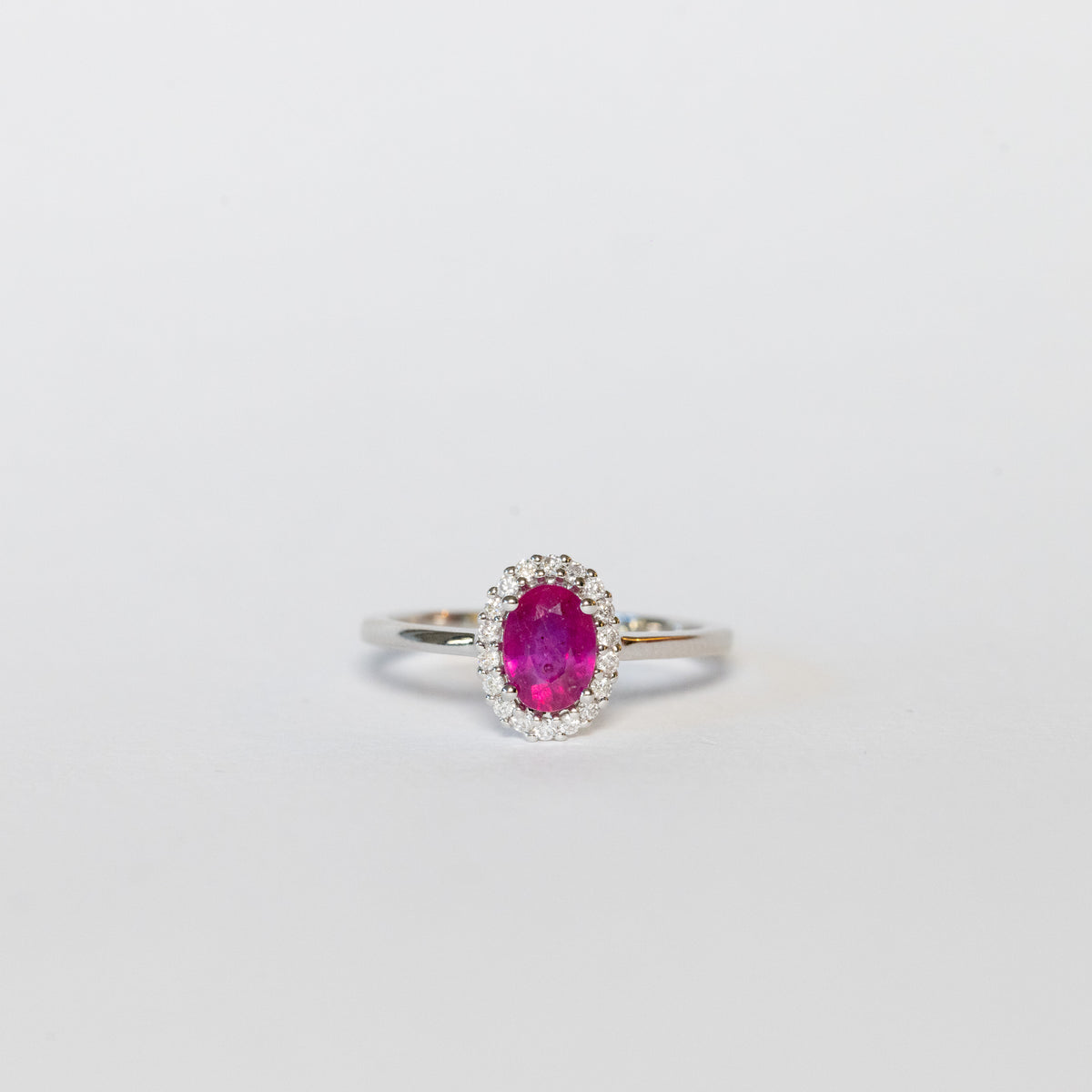 Anello in Oro Bianco 18 kt con Rubino Centrale e Contorno di Diamanti