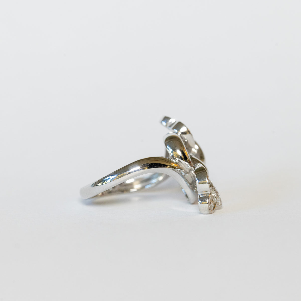 18kt White Gold Bond Ring with Diamonds