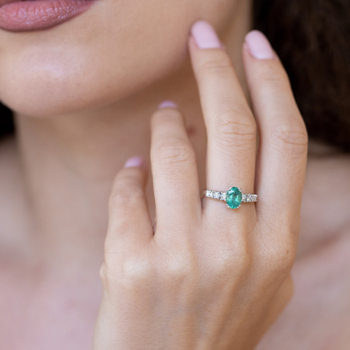 18kt White Gold Ring With Central Emerald and Side Diamonds