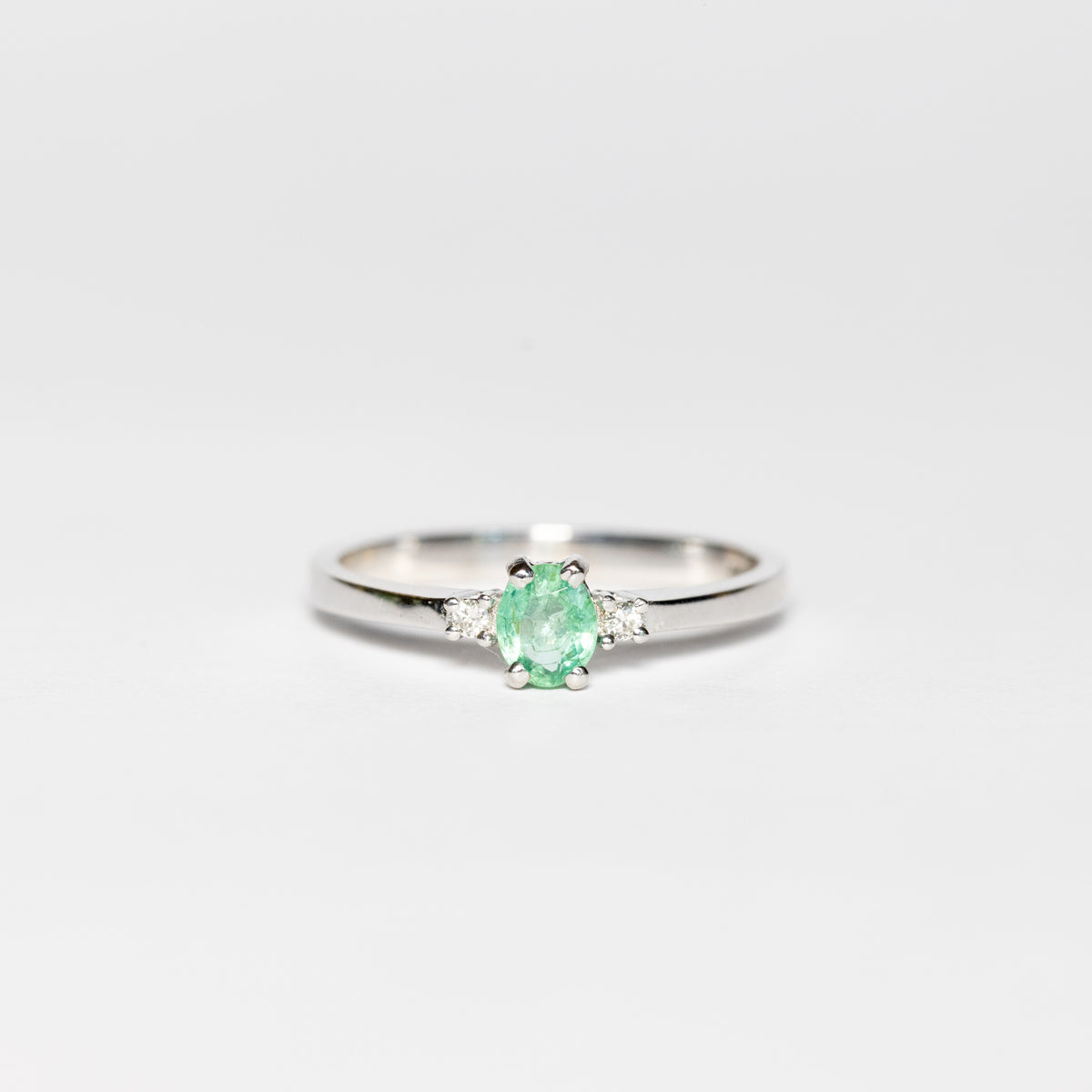 Anello In Oro Bianco 18 kt Con Smeraldo Ovale E  Diamanti