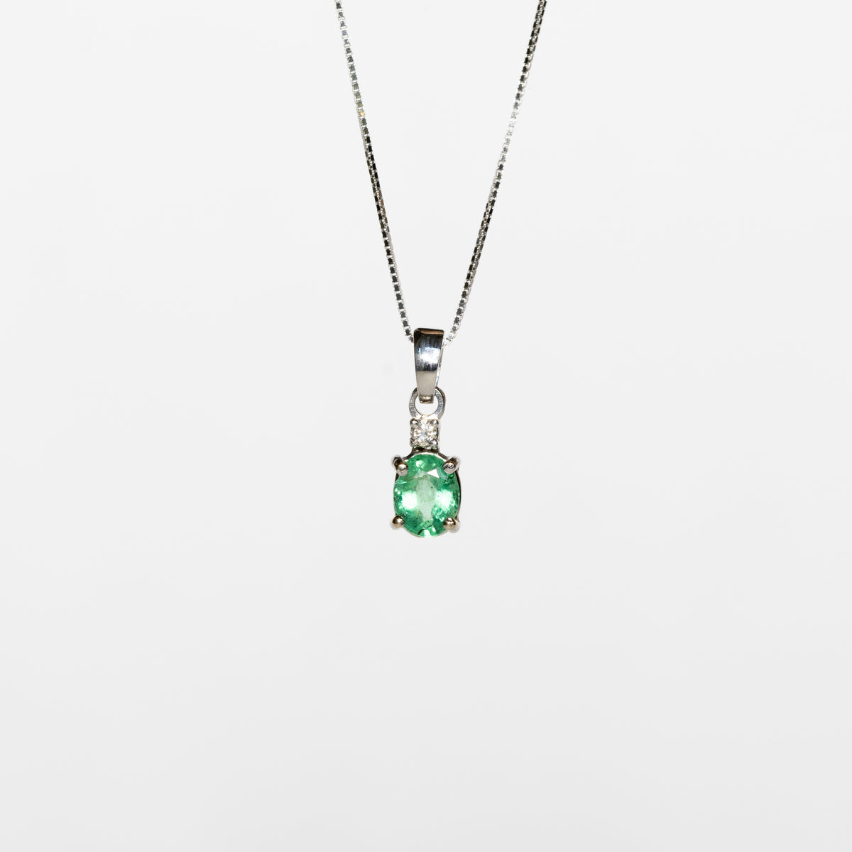 Collana In Oro Bianco 18 kt Con Smeraldo Con Punto Luce
