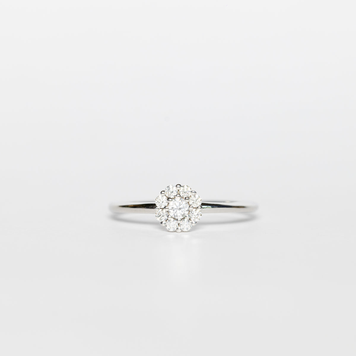 Anello Solitario In Oro Bianco 18 kt Con Fiore In Pavé Di Diamanti