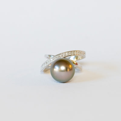Anello fantasia in oro bianco 18 kt con perla tahiti e diamanti