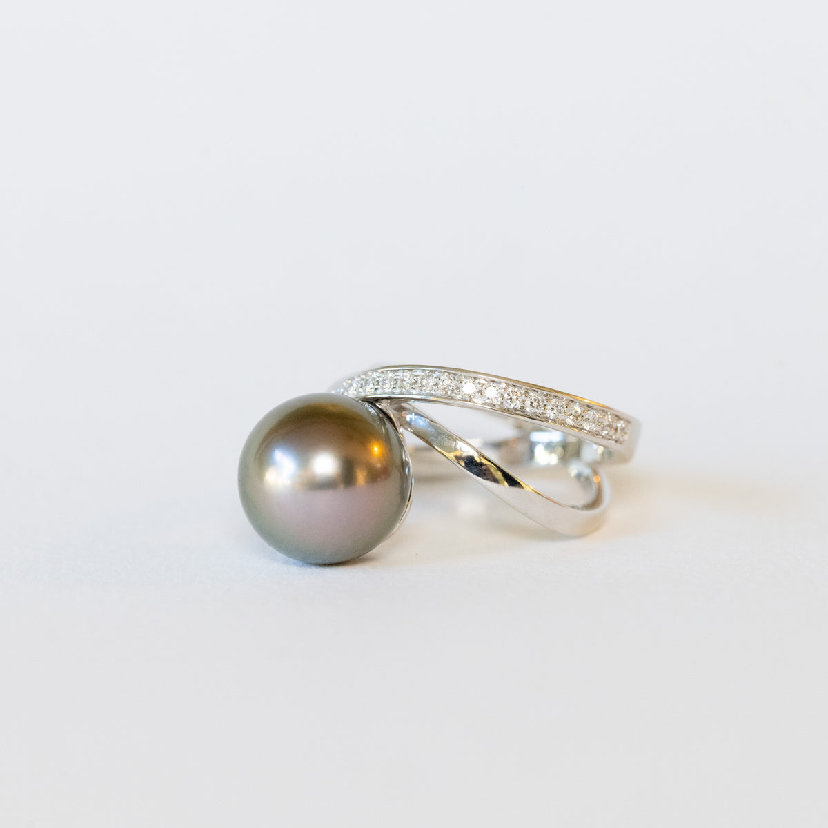 18kt white gold fantasy ring with Tahitian pearl and diamonds