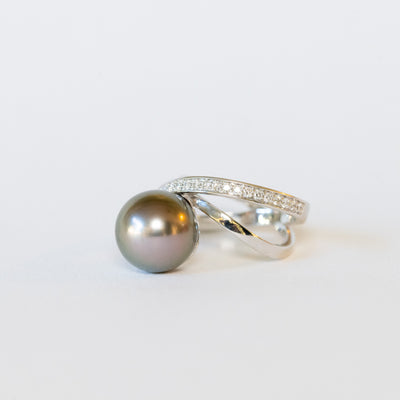Anello fantasia in oro bianco 18 kt con perla tahiti e diamanti