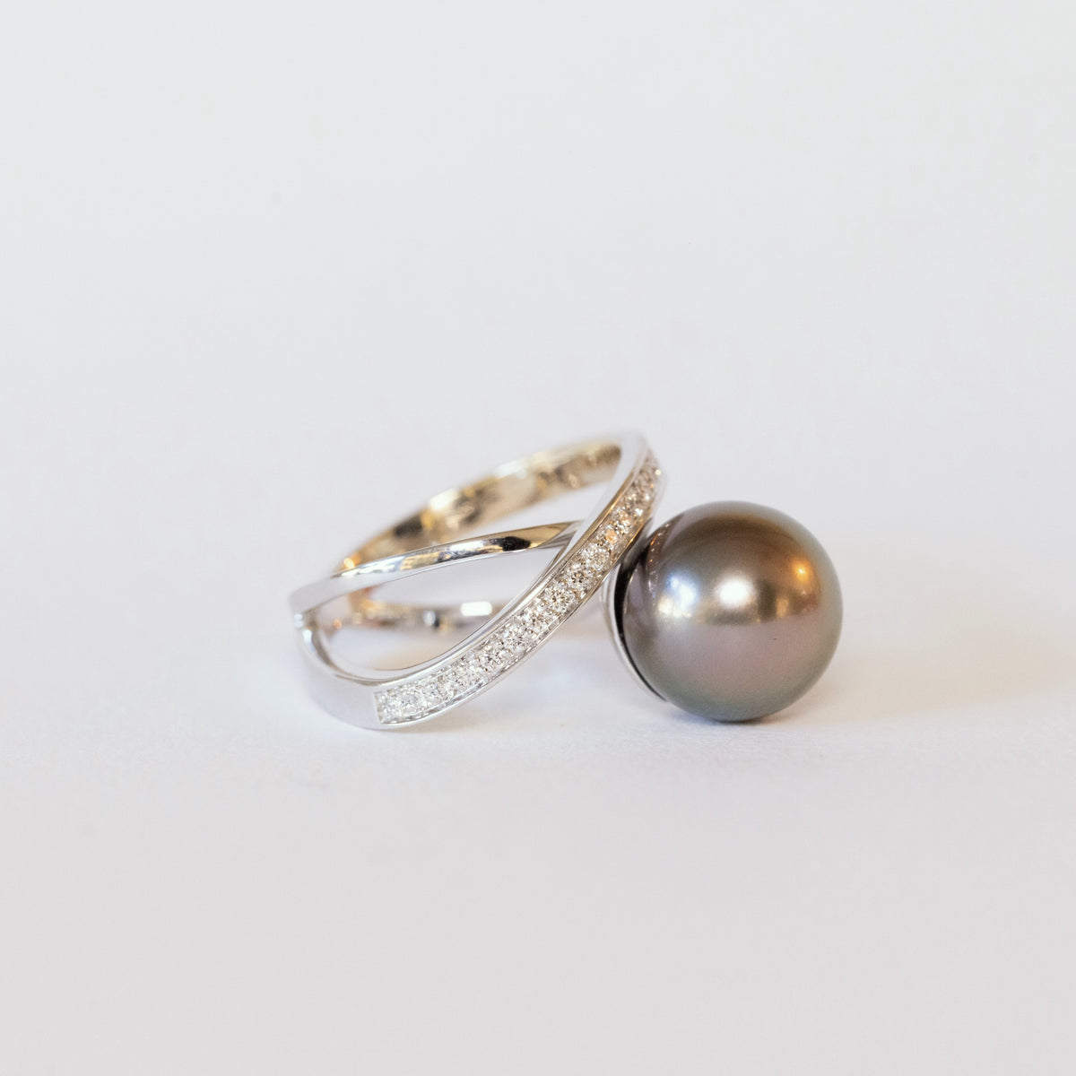 18kt white gold fantasy ring with Tahitian pearl and diamonds