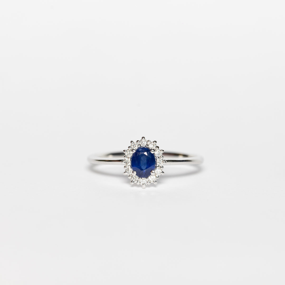 Anello in Oro Bianco 18 kt Con Zaffiro e Giro Di Diamanti