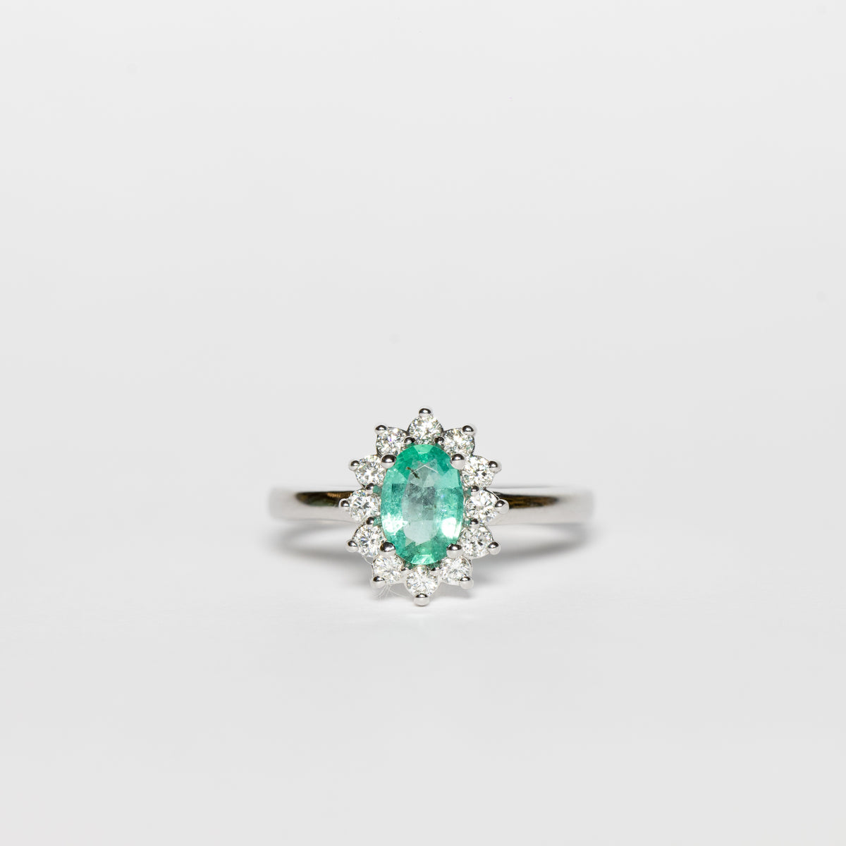 18kt White Gold Ring With Emerald And Diamonds