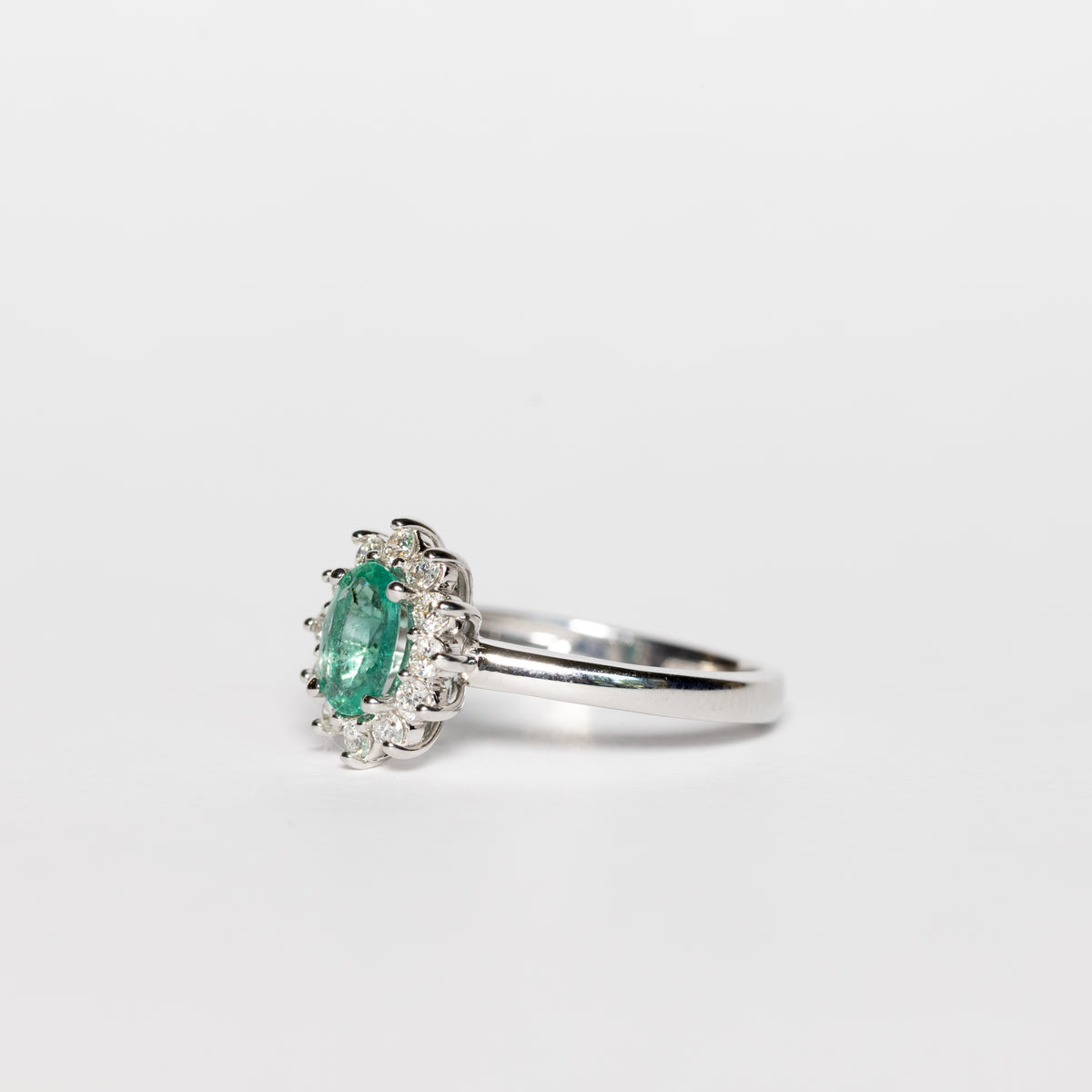 18kt White Gold Ring With Emerald And Diamonds