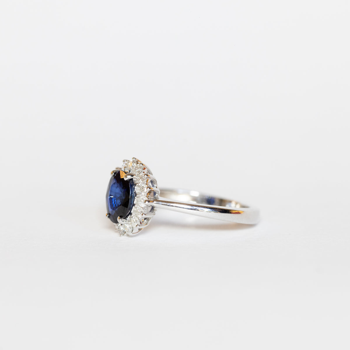 18kt white gold ring with oval sapphire and diamond ring