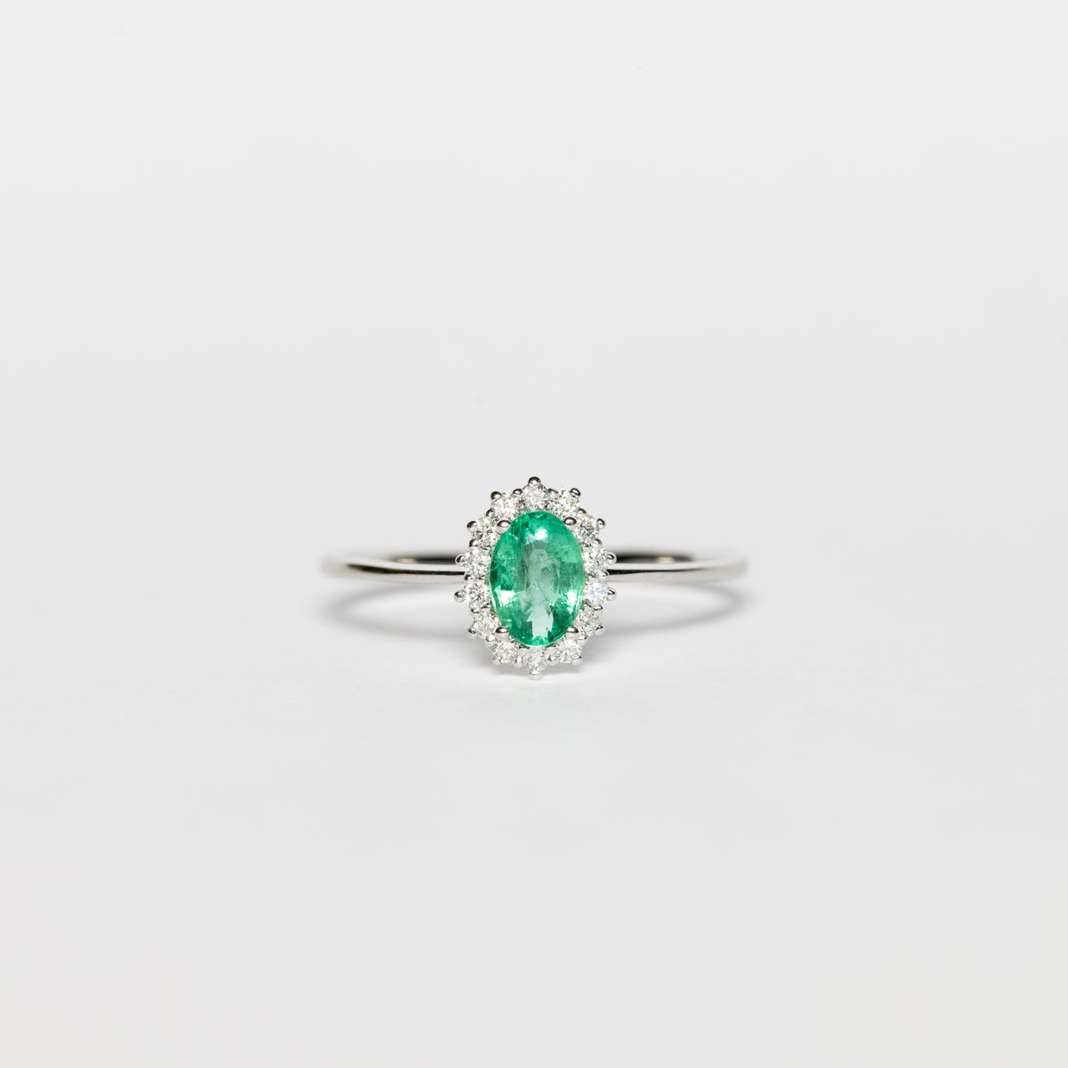 Anello in Oro Bianco 18 kt Con Smeraldo Ovale e Giro di Diamanti